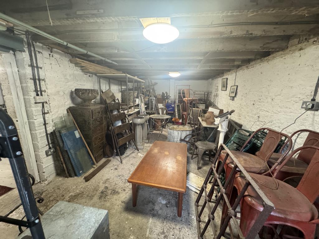Lot: 46 - COMMERCIAL PROPERTY WITH POTENTIAL IN POPULAR LOCATION - Lower ground floor